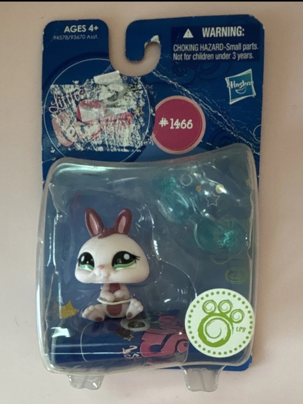 Hasbro Littlest Pet Shop Bunny Figure w/ Accessory #1466 (2008) Ages 4+